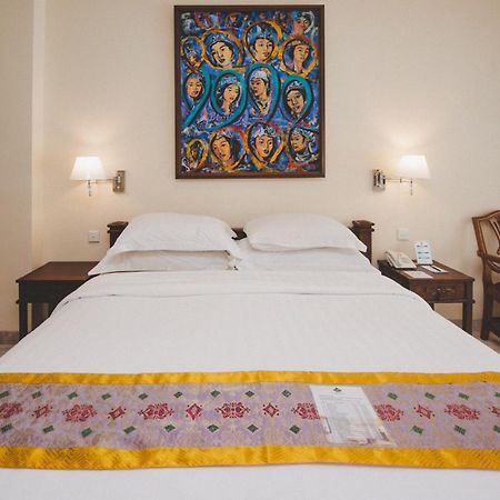 Hotel Kumala Pantai Легиан Экстерьер фото