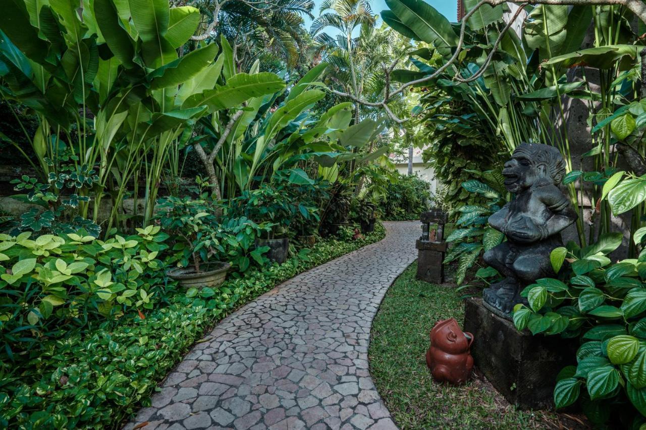 Hotel Kumala Pantai Легиан Экстерьер фото