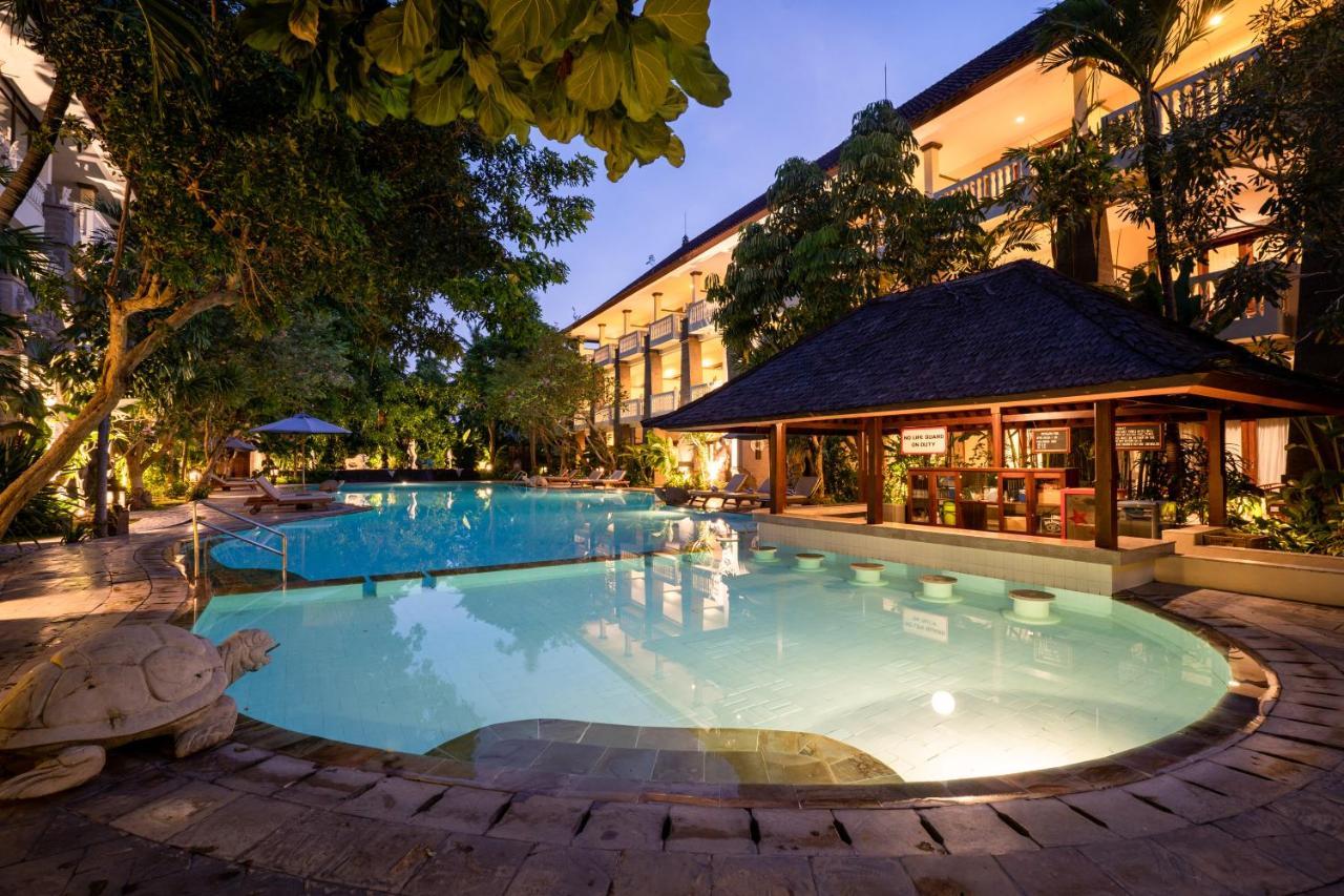 Hotel Kumala Pantai Легиан Экстерьер фото