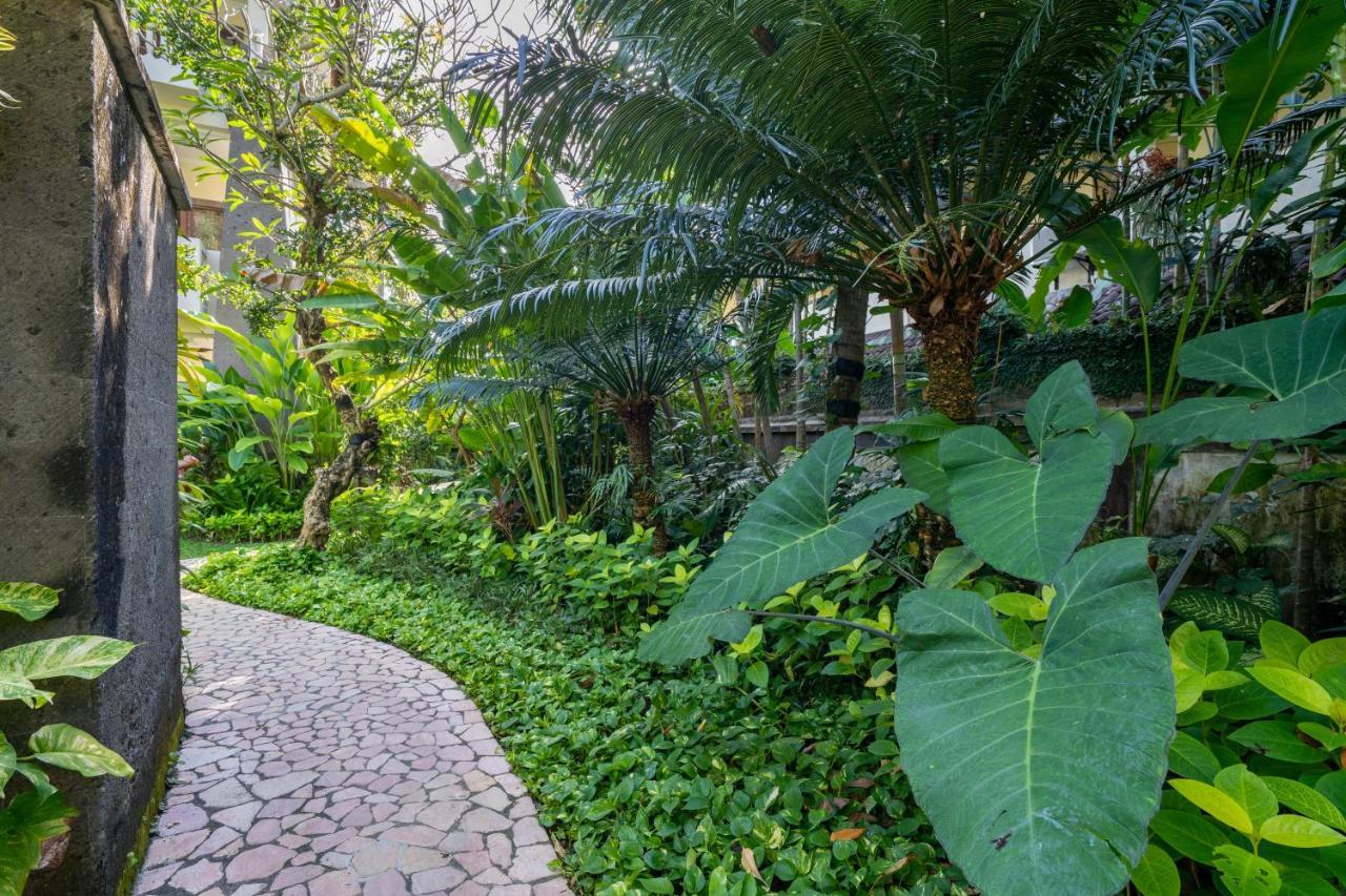 Hotel Kumala Pantai Легиан Экстерьер фото