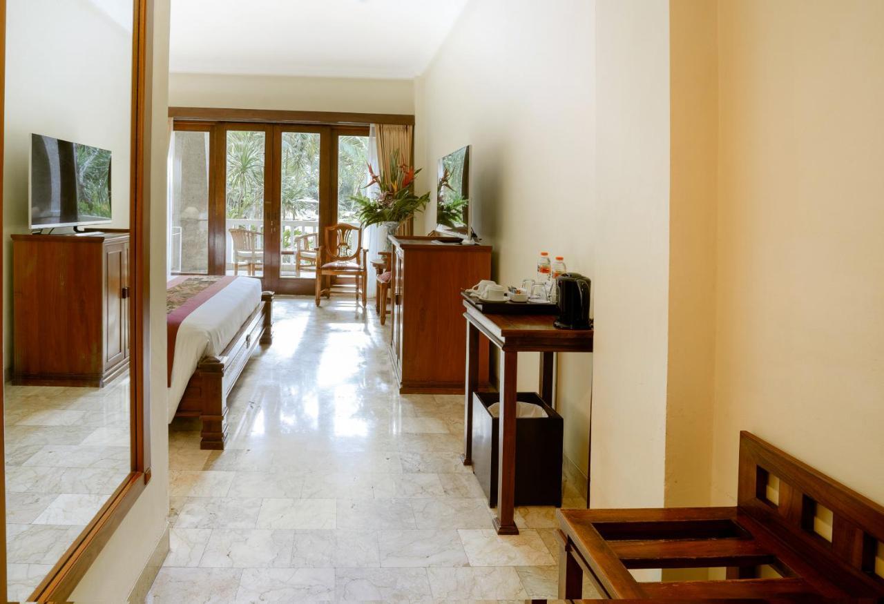 Hotel Kumala Pantai Легиан Экстерьер фото