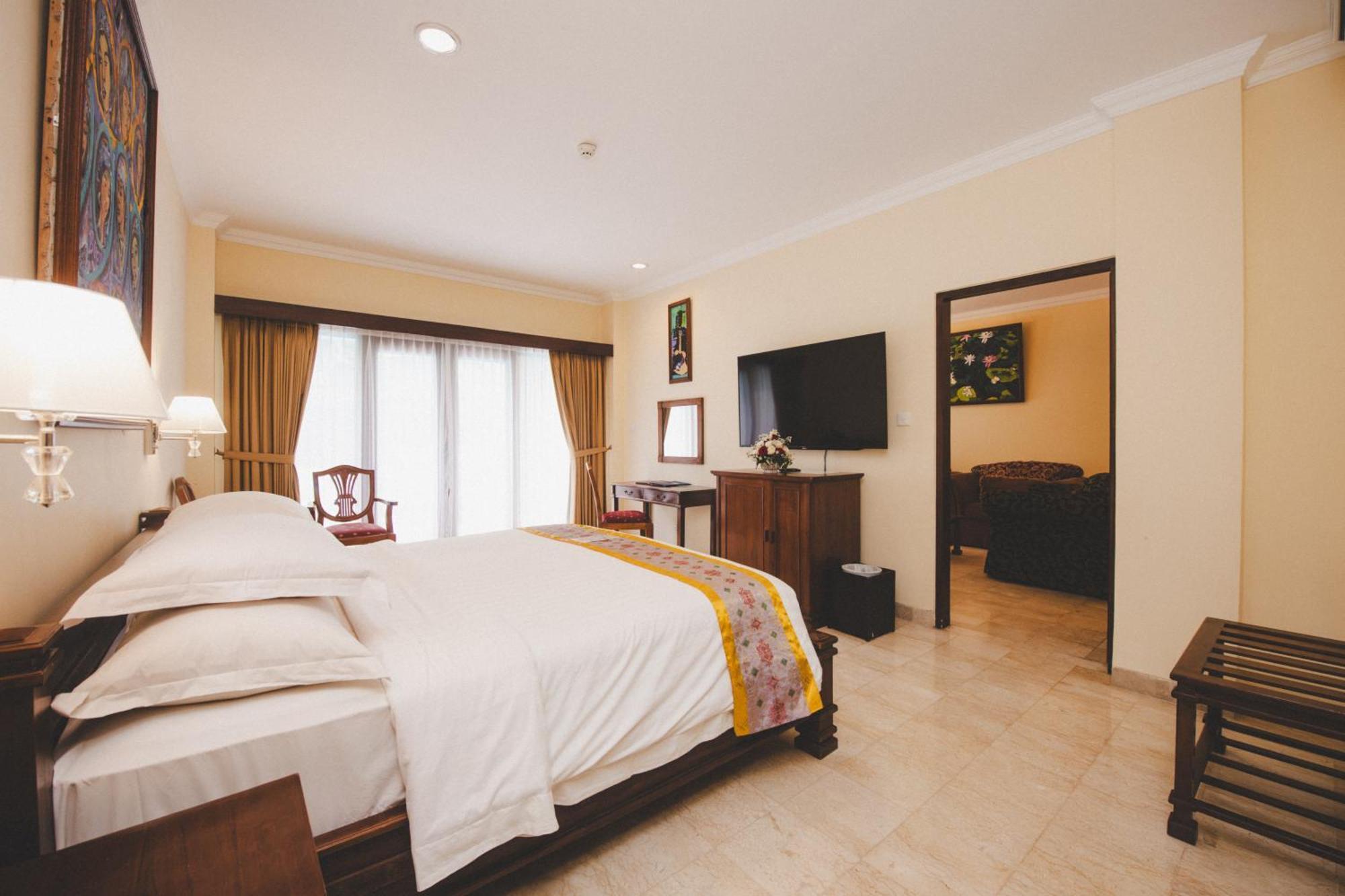 Hotel Kumala Pantai Легиан Экстерьер фото