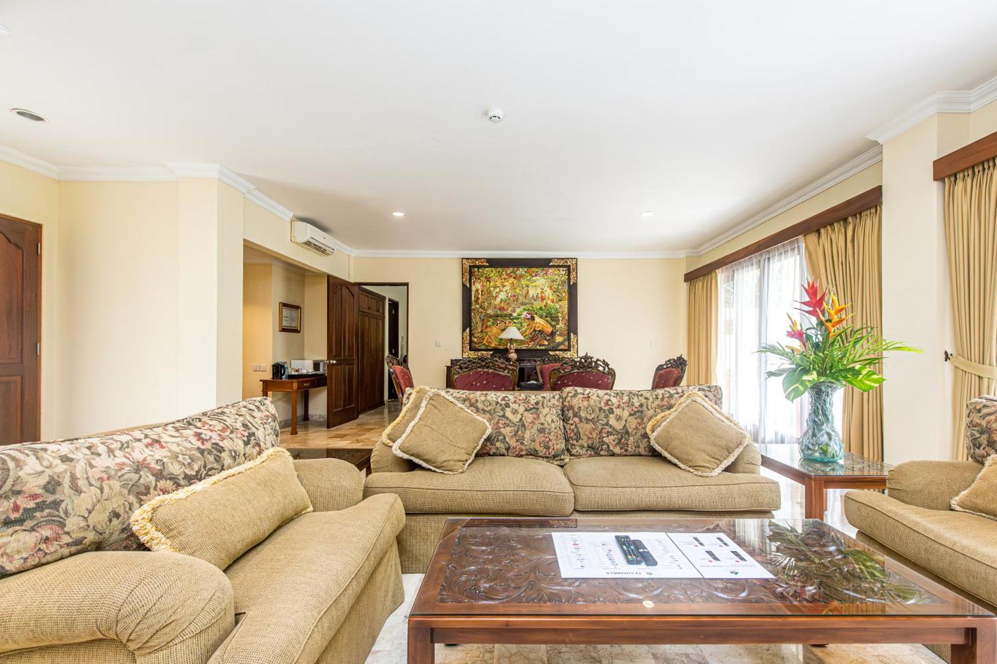 Hotel Kumala Pantai Легиан Экстерьер фото