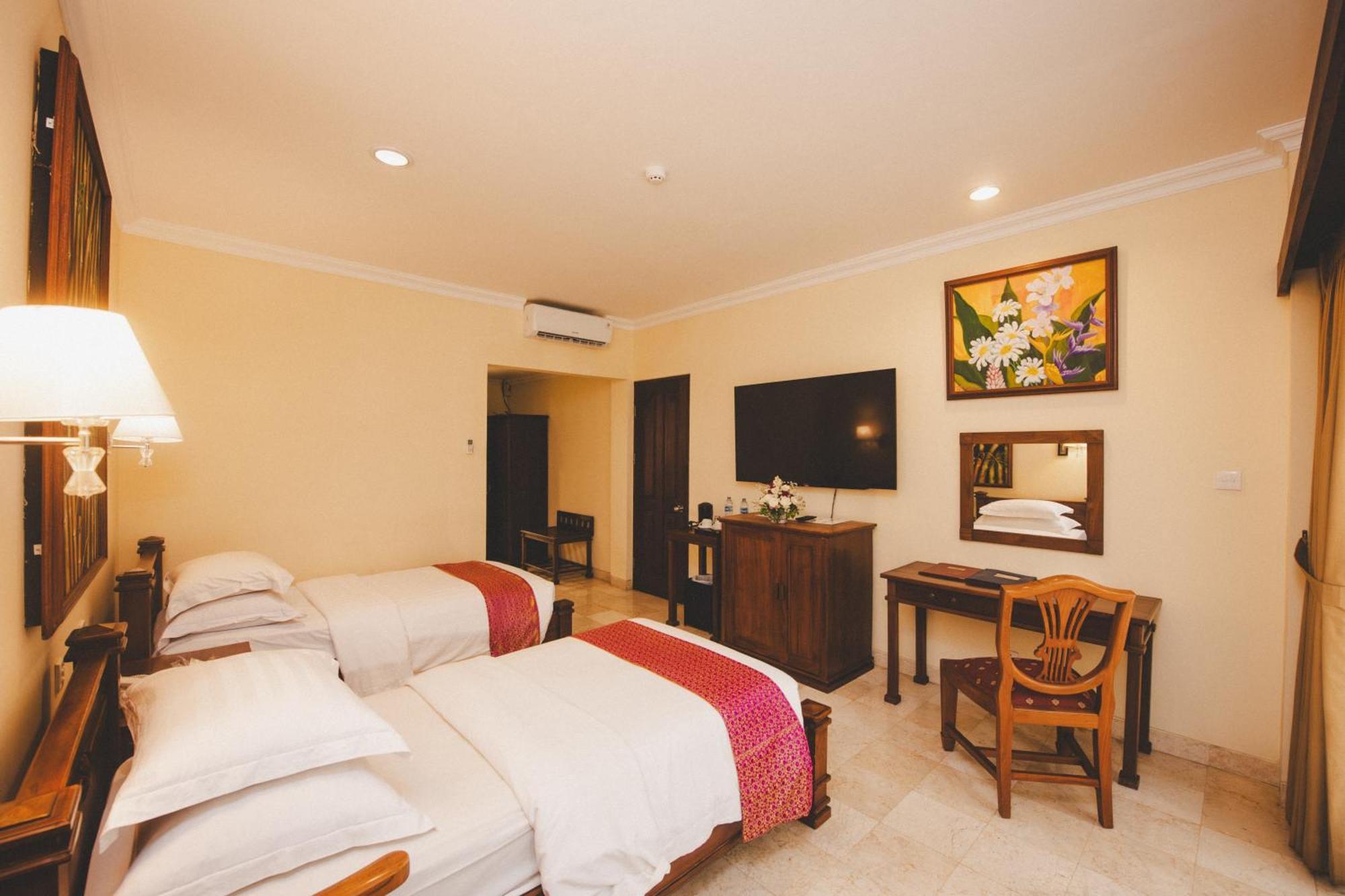 Hotel Kumala Pantai Легиан Экстерьер фото